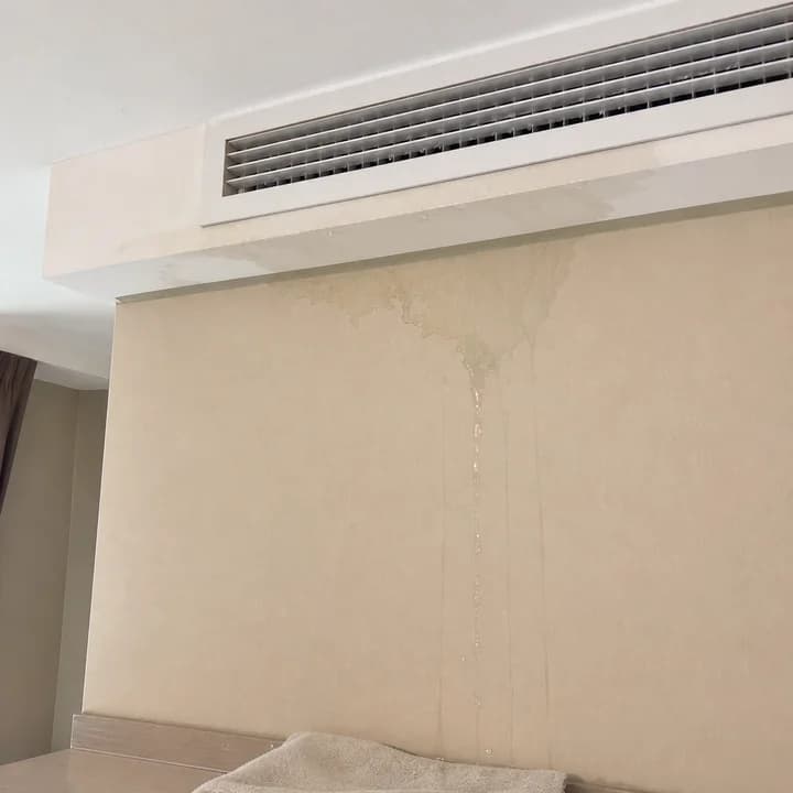 صورة تسرب المكيف المرفقة من المستأجر